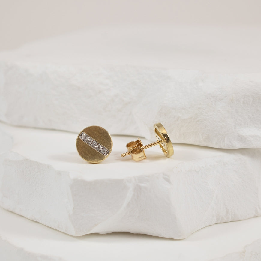 10KY Diamond Accented Brushed Gold Circle Earrings

10K Yellow Gold Natural Diamond Brushed Earrings

0.04 Total Natural Diamond Weight  I1-2 Clarity, HIJ Colour

Earring Closure Post with Butterfly Backs