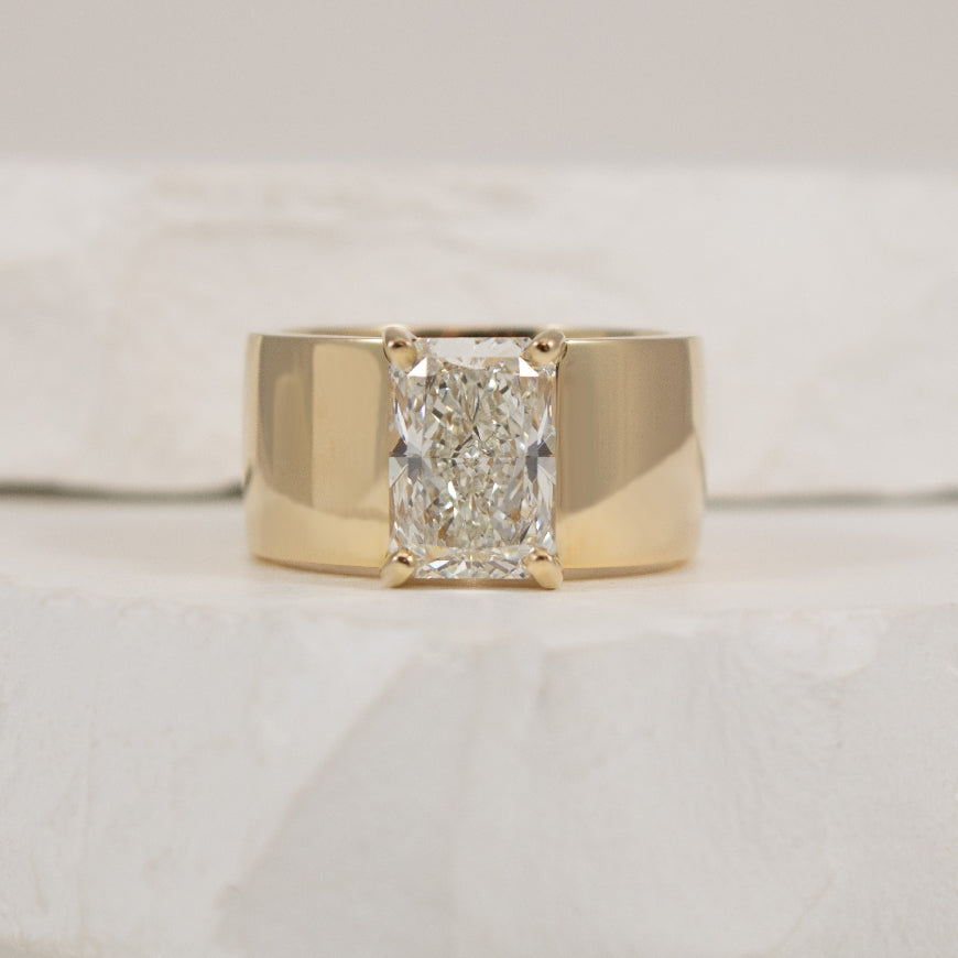 14KY 3.02CT Bold Solitaire Diamond Engagement Ring

14K Yellow Gold Lab Grown Diamond Radiant Cut Solitaire Engagement Ring 

3.02CT Radiant Cut Lab Grown Diamond of VS1 Clarity, E Colour, Excellent/ Excellent Cut, IGI Certified

Band Width 10m