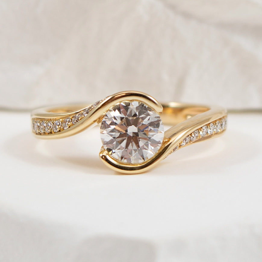 14KY 1.04CT Twisted Bezel Diamond Engagement Ring

14K Yellow Gold Roman & Jules Lab Grown & Natural Diamond Twist Engagement Ring 

Center - 1.04CT Round Brilliant Cut Lab Grown Diamond VVS2 Clarity, E Colour, Excellent/ Excellent/ Excellent Cut