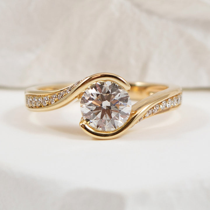 14KY 1.04CT Twisted Bezel Diamond Engagement Ring

14K Yellow Gold Roman & Jules Lab Grown & Natural Diamond Twist Engagement Ring 

Center - 1.04CT Round Brilliant Cut Lab Grown Diamond VVS2 Clarity, E Colour, Excellent/ Excellent/ Excellent Cut