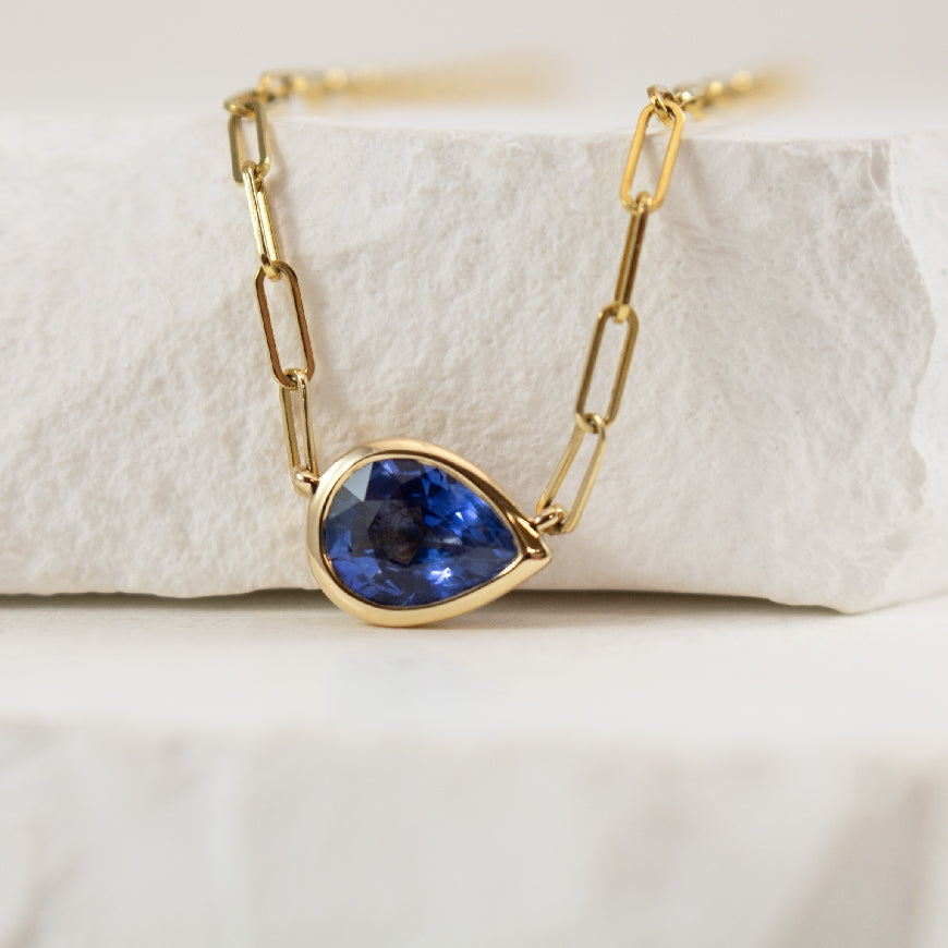 14KY East West Pear Sapphire Bezel Necklace               

14K Yellow Gold Roman & Jules East West Pear Shaped Sapphire Bezel Necklace 

0.80 Carat Pear Shaped Sapphire

Chain Length 18' 
