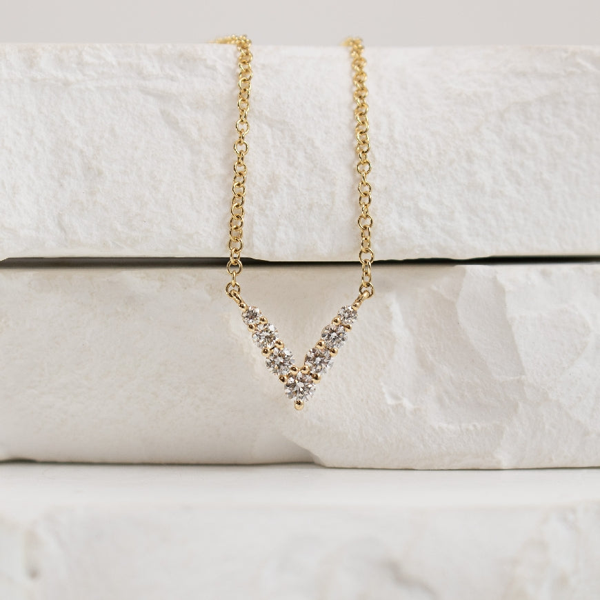 14KY Roman & Jules 'V' Diamond Necklace           

14K Yellow Gold Roman & Jules Natural Diamond Necklace 

0.20 Total Natural Diamond Weight of SI1-2 Clarity, GH Colour 

Chain Length (Adjustable) 

