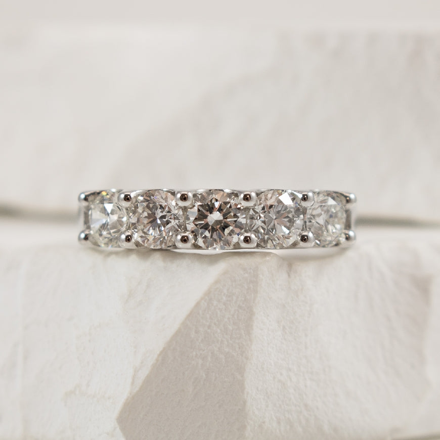 14KW Roman & Jules 5 Stone Diamond Band 

14K White Gold Roman & Jules 5 Stone Natural Diamond Band 

1.50 Carats Round Brilliant Cut Natural Diamonds of SI1-2 Clarity, G-H Colour 

Size 6.5  


