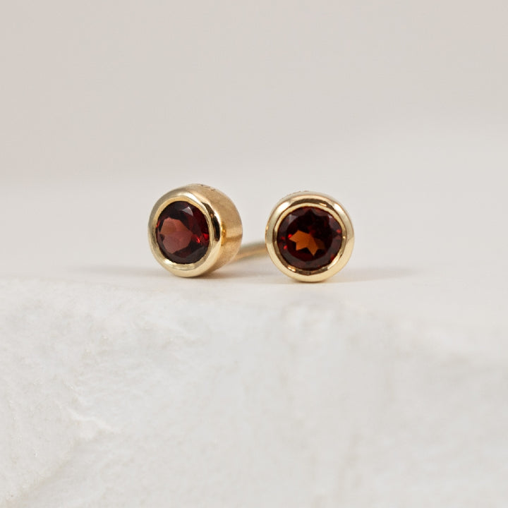 10KY Bezel Set Solitaire Garnet Earrings          

10K Yellow Gold Bezel Set Solitaire Garnet Earrings

Earring Closure Post with Silicone Butterfly Back 

