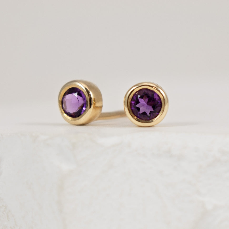 10KY Bezel Set Solitaire Amethyst Earrings         

10K Yellow Gold Bezel Set Solitaire Amethyst Earrings

Earring Closure Post with Silicone Butterfly Back 

