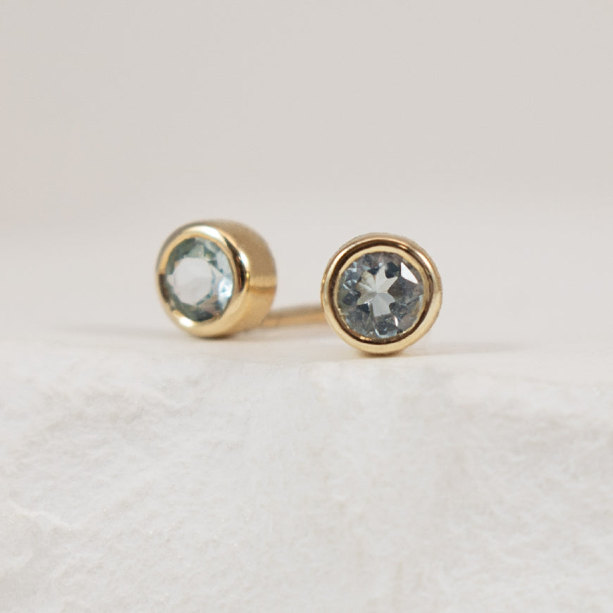 10KY Bezel Set Solitaire Aquamarine Earrings      

10K Yellow Gold Bezel Set Solitaire Aquamarine Earrings 

Earring Closure Post with Silcone Butterfly Back
