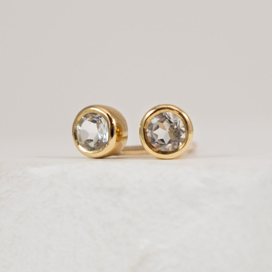 10KY Bezel Set Solitaire White Topaz Earrings          

10K Yellow Gold Bezel Set Solitaire White Topaz Earrings

Earring Closure Post with Silicone Butterfly Back 
