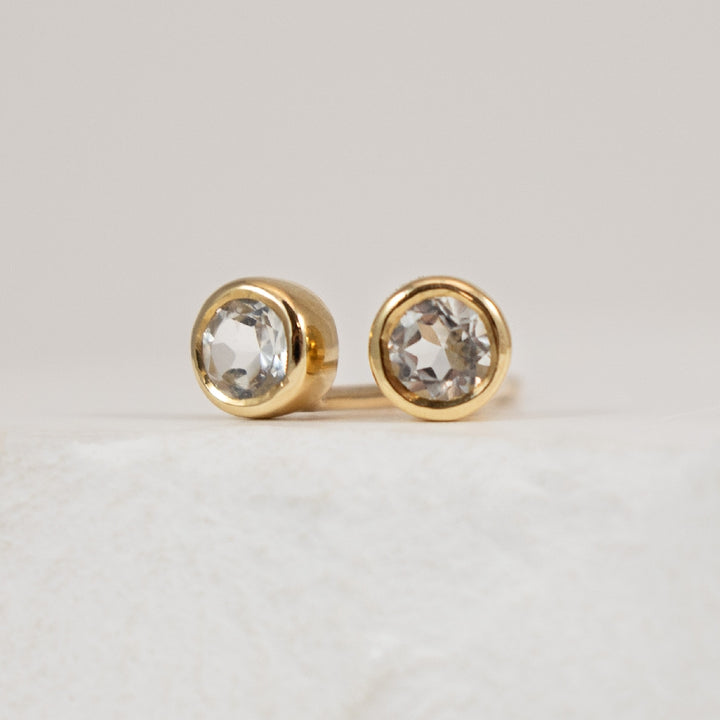 10KY Bezel Set Solitaire White Topaz Earrings          

10K Yellow Gold Bezel Set Solitaire White Topaz Earrings

Earring Closure Post with Silicone Butterfly Back 
