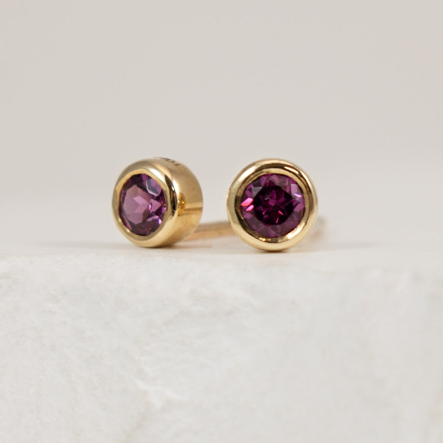 10KY Bezel Set Solitaire Rhodolite Garnet Earrings          

10K Yellow Gold Bezel Set Solitaire Rhodolite Garnet Earrings

Earring Closure Post with Silicone Butterfly Back 

