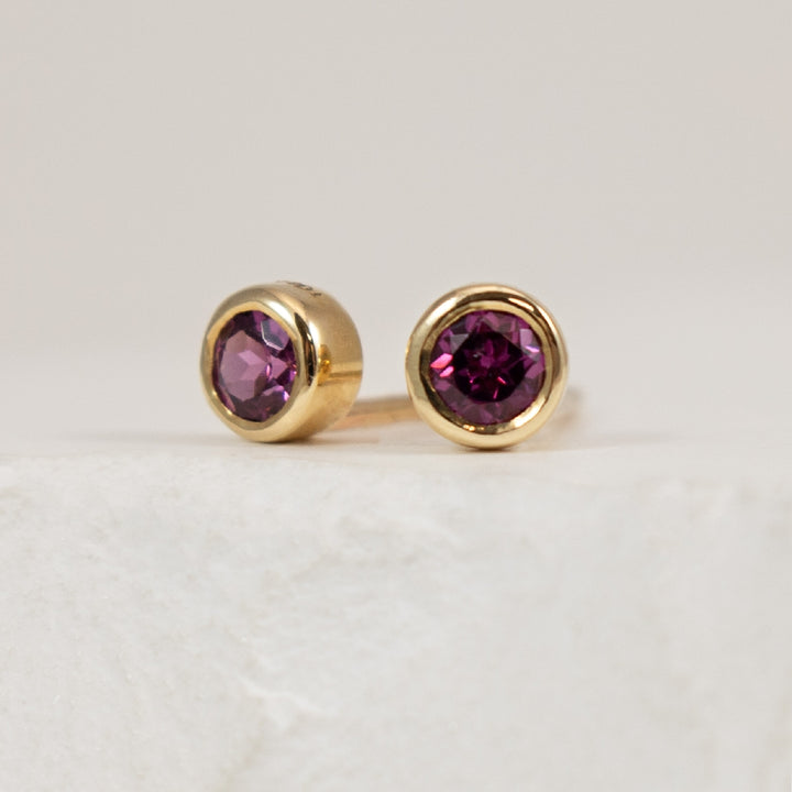 10KY Bezel Set Solitaire Rhodolite Garnet Earrings          

10K Yellow Gold Bezel Set Solitaire Rhodolite Garnet Earrings

Earring Closure Post with Silicone Butterfly Back 

