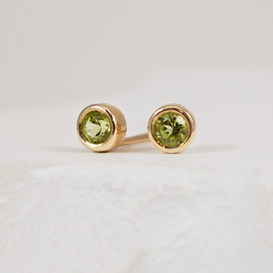 10KY Bezel Set Solitaire Peridot Earrings          

10K Yellow Gold Bezel Set Solitaire Peridot Earrings

Earring Closure Post with Silicone Butterfly Back 

