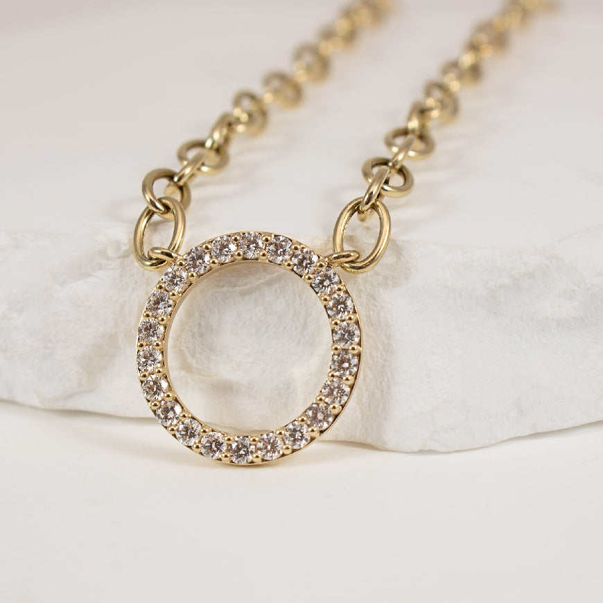 14KY 1.00CT Diamond Circle Necklace               

14K Yellow Gold Natural Diamond Circle Necklace on Fancy Chain

1.00 Total Natural Diamond Weight 

Chain Length 

