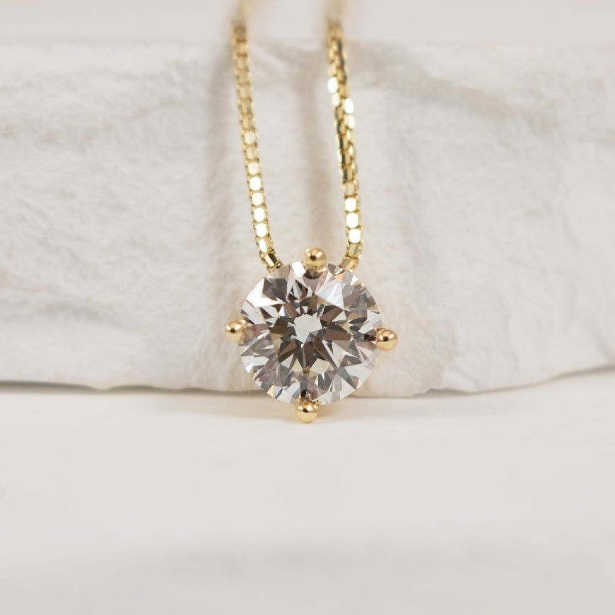 14KY 1.08 Carat Forevermark Diamond Solitaire Necklace 

1.08 Carat Round Brilliant Cut Forevermark Natural Diamond of VS2 Clarity, I Colour, Excellent/ Very Good Cut, Forevermark Certified

18' Chain Length 

