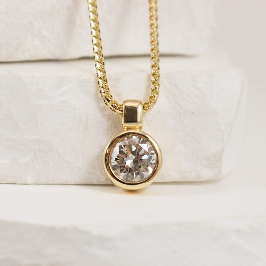 14KY 1.20 Carat Diamond Bezel Necklace 

14K Yellow Gold Natural Diamond Bezel Set Necklace 

1.20 Carat Round Brilliant Cut Natural Diamond of SI2 Clarity, I Colour, Excellent Cut, GIA Certified 

20' Chain Length 