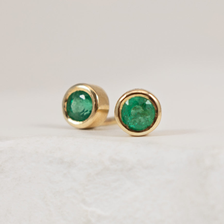 10KY Bezel Set Solitaire Emerald Earrings          

10K Yellow Gold Bezel Set Solitaire Emerald Earrings

Earring Closure Post with Silicone Butterfly Back 

