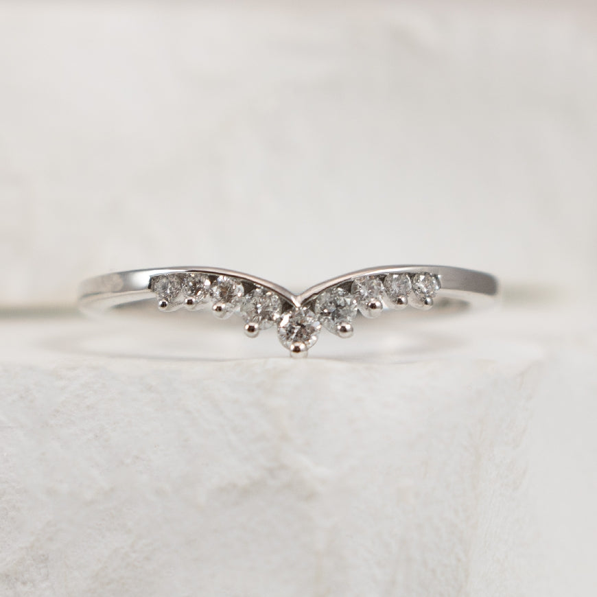 10KW Diamond Chevron Band             

10K White Gold Natural Diamond Chevron Band 

0.15 Total Diamond Weight I1/2 Clarity, HIJ Colour 

Finger Size 6.75 

