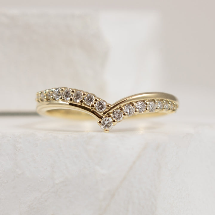 10KY Diamond & High Polish Chevron Band                

10K Yellow Gold Natural Diamond Chevron Band 

0.21 Total Diamond Weight I1/2 Clarity, HIJ Colour 

Finger Size 6.75

