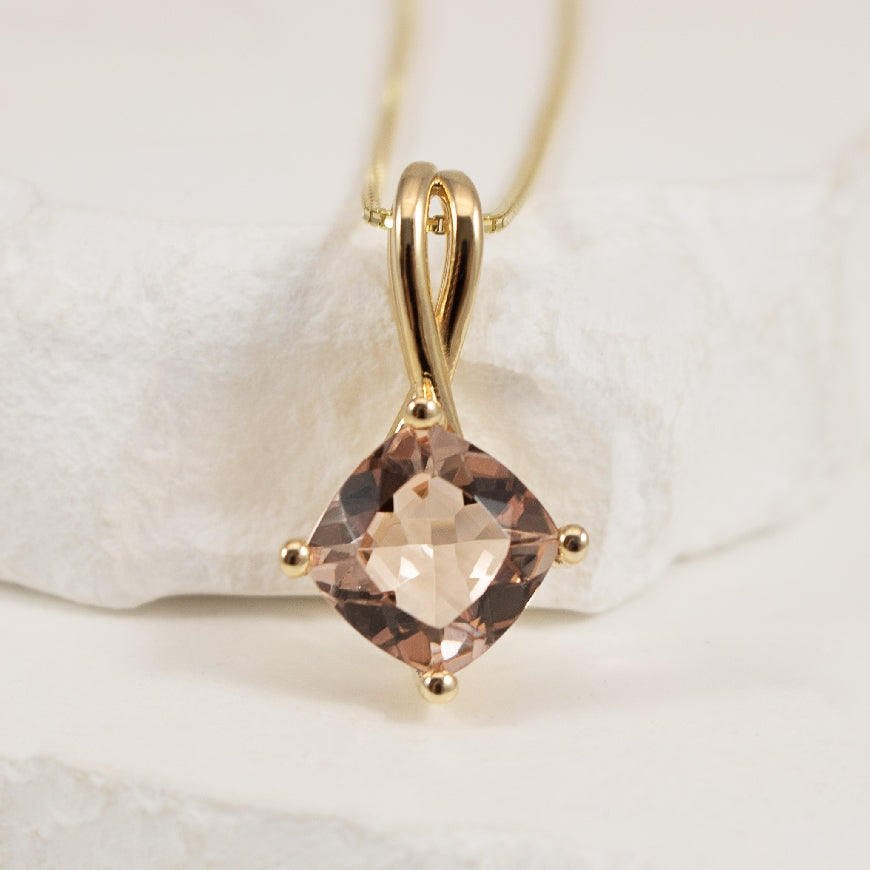 10 Karat Yellow Gold Cushion Cut Morganite Necklace 

2.60 Carat (8x8mm) Cushion Cut Morganite 

Chain Length 18' 