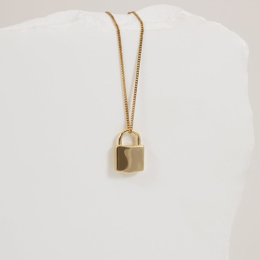 14KY Petite Modern Lock Necklace                    

14K Yellow Gold Lock Necklace

Chain Length 18'


