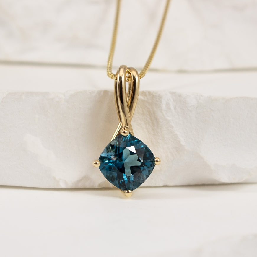 10 Karat Yellow Gold Cushion Cut London Blue Topaz Necklace 

2.14 Carat Cushion Cut London Blue Topaz 

Chain Length 18' 