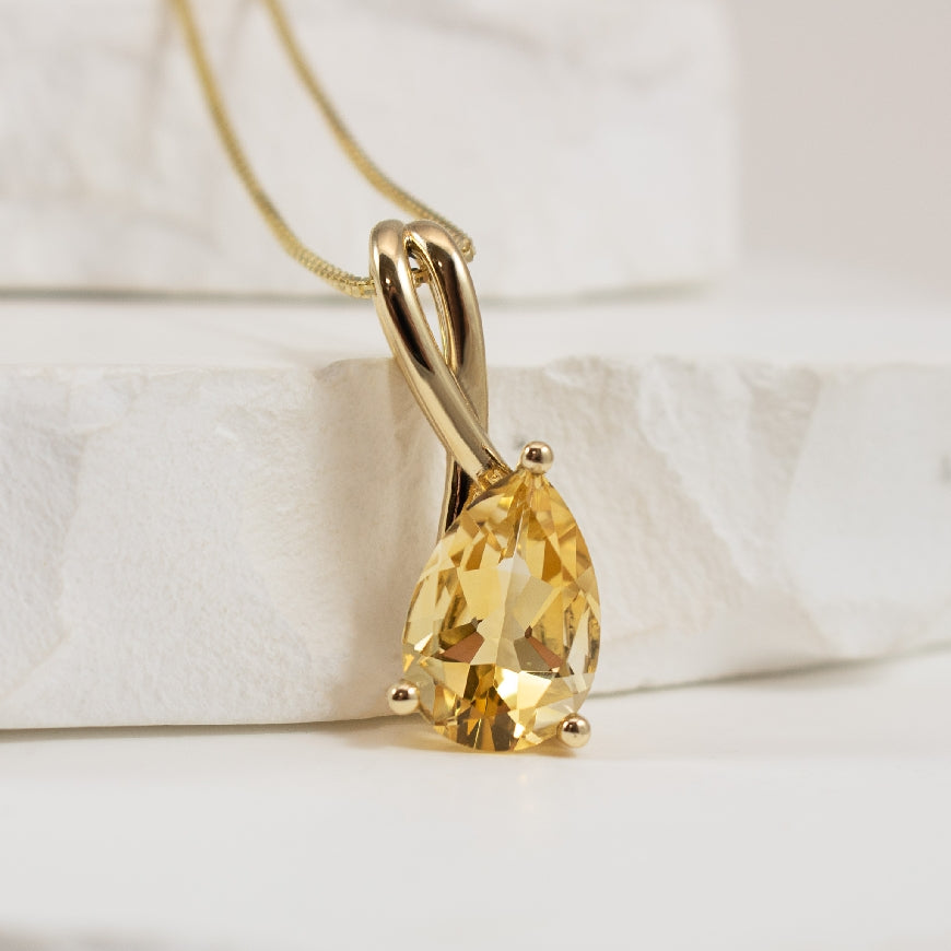 10 Karat Yellow Gold Pear Cut Citrine Necklace 

2.91 Carat Pear Cut Citrine

Chain Length 18' 