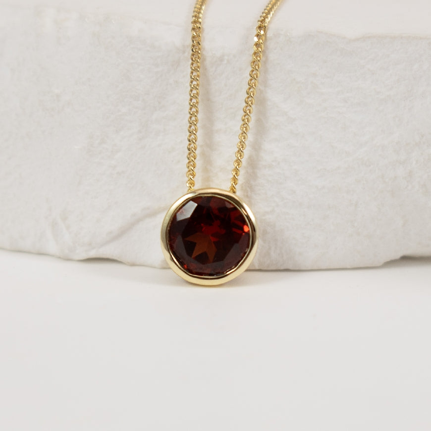 10K Yellow Gold Garnet Bezel Set Solitaire Necklace

5mm Garnet

Chain Length 18' (Adjustable to 17')