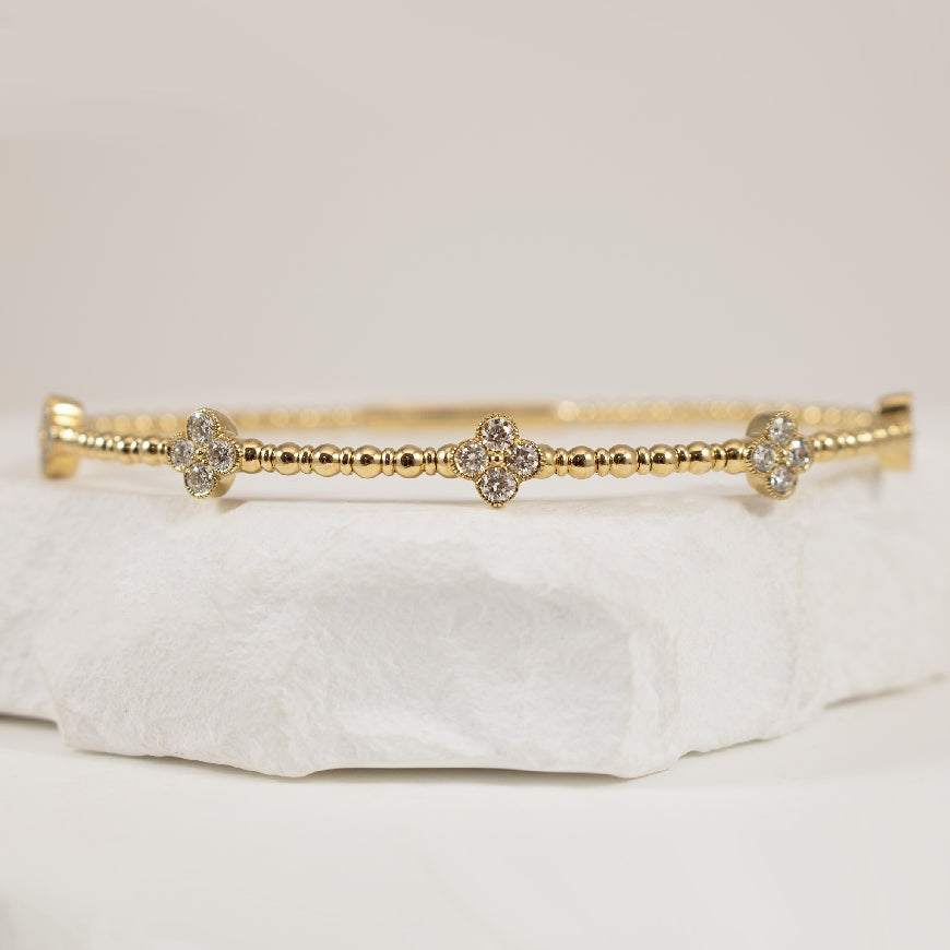 14KY Diamond Clover Bangle                        

14K Yellow Gold Diamond Clover & Textured Bangle 

0.70 Total Natural Diamond Weight 



