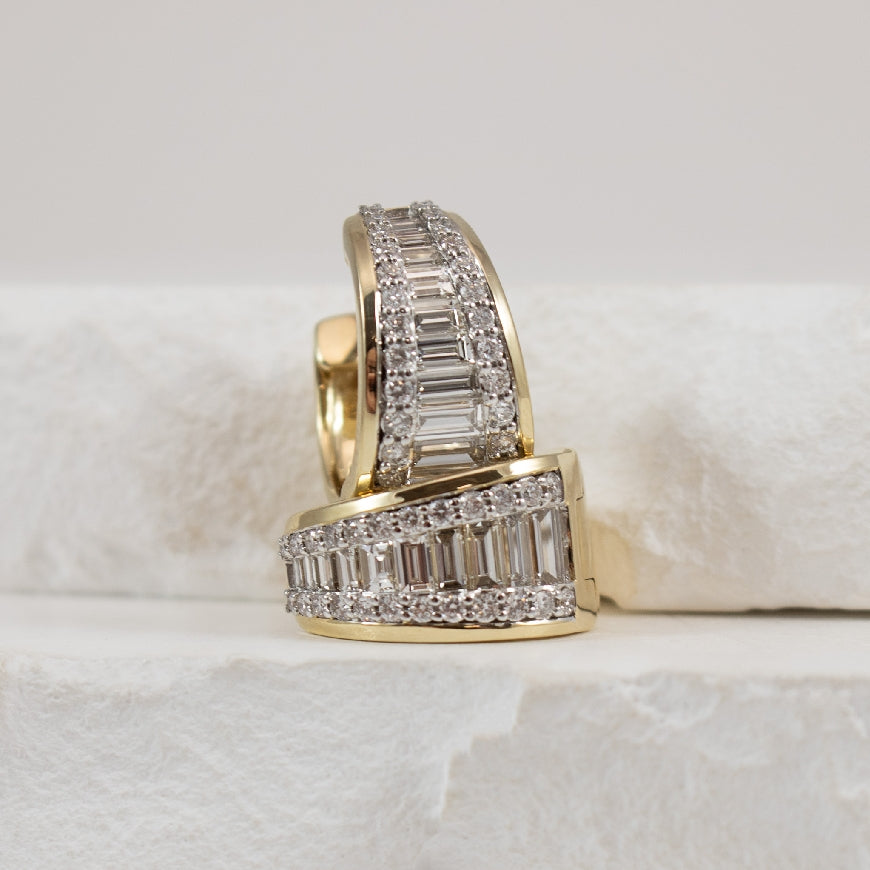 14K Two Tone Baguette Cut Diamond Hoop Earrings   

14K Yellow & White Gold Wide Baguette Cut Diamond Hoop Earrings

1.13 Total Natural Baguette Cut Diamond Weight
0.35 Total Natural Round Brilliant Cut Diamond Weight

Earring Closure 

