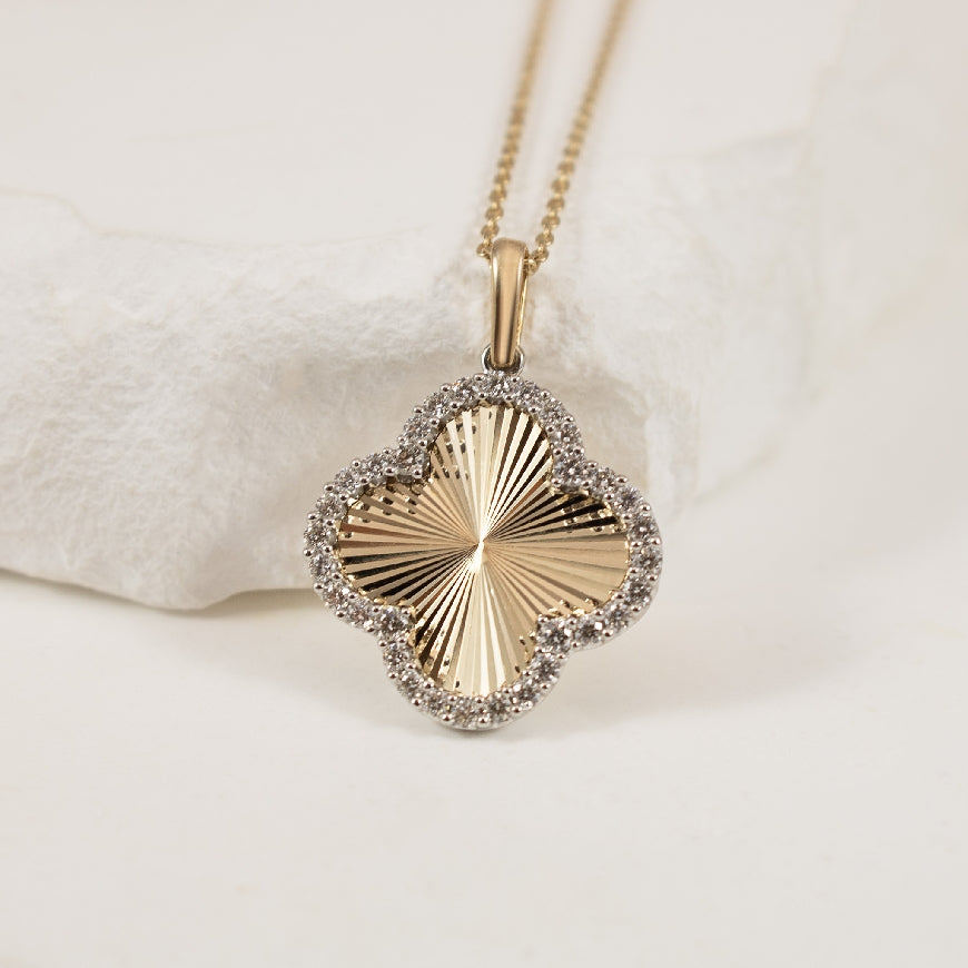 10KYW Diamond Clover Fluted Necklace              

10K Yellow & White Gold Diamond Clover Fluted Necklace 

0.25 Total Natural Diamond Weight 

Chain Length 18' (Adjustable to 16')

