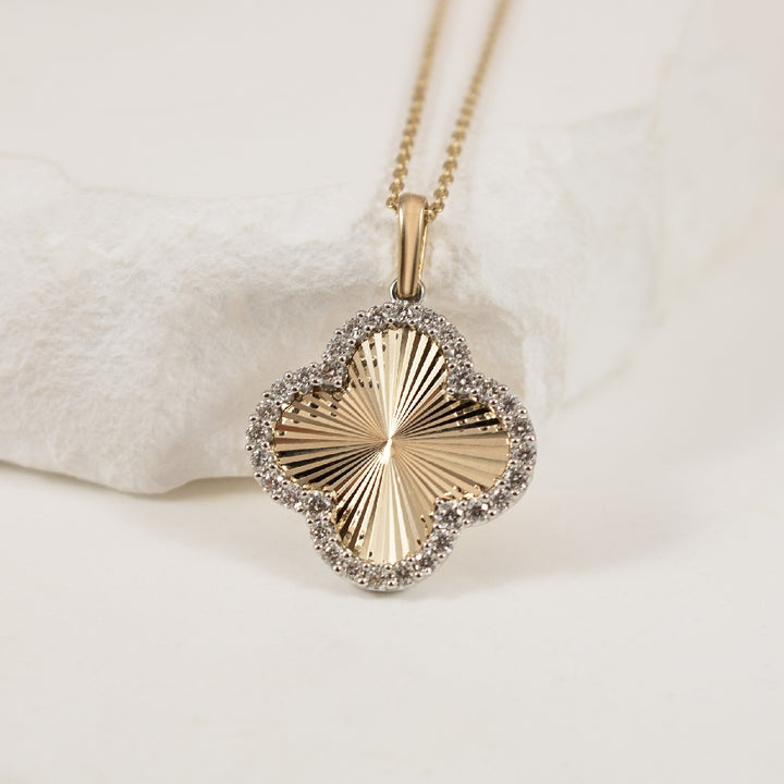 10KYW Diamond Clover Fluted Necklace              

10K Yellow & White Gold Diamond Clover Fluted Necklace 

0.25 Total Natural Diamond Weight 

Chain Length 18' (Adjustable to 16')

