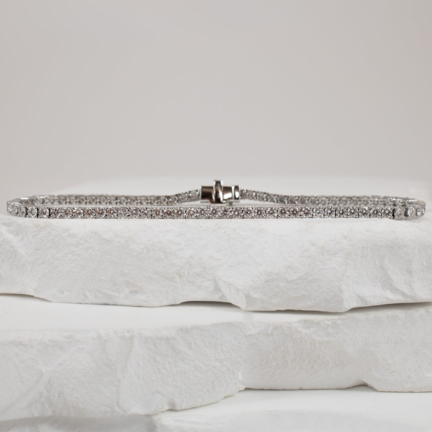 10KW 3.00TDW Lab Grown Diamond Tennis Bracelet    

10K White Gold Lab Grown Diamond Tennis Bracelet

3.00 Total Lab Grown Diamond Weight of VS2 Clarity. F Colour, Very Good Cut

*Delicate Design*

Bracelet Length 7.5


