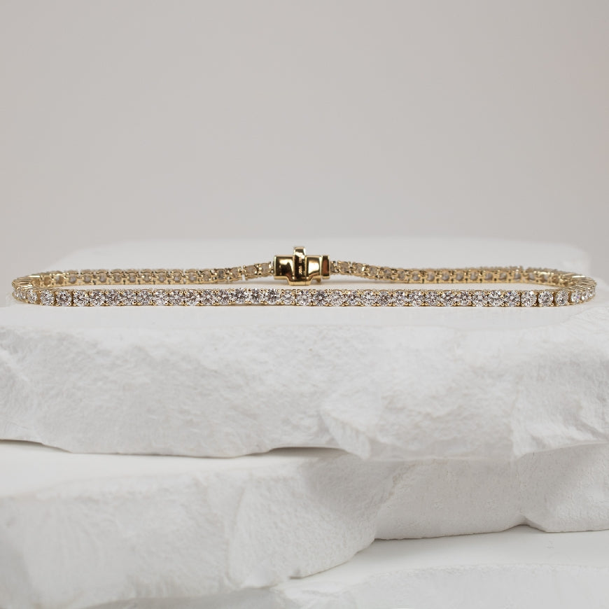 10KY 3.00TDW Lab Grown Diamond Tennis Bracelet    

10K Yellow Gold Lab Grown Diamond Tennis Bracelet

3.00 Total Lab Grown Diamond Weight of VS2 Clarity. F Colour, Very Good Cut

*Delicate Design*

Bracelet Length 7.5