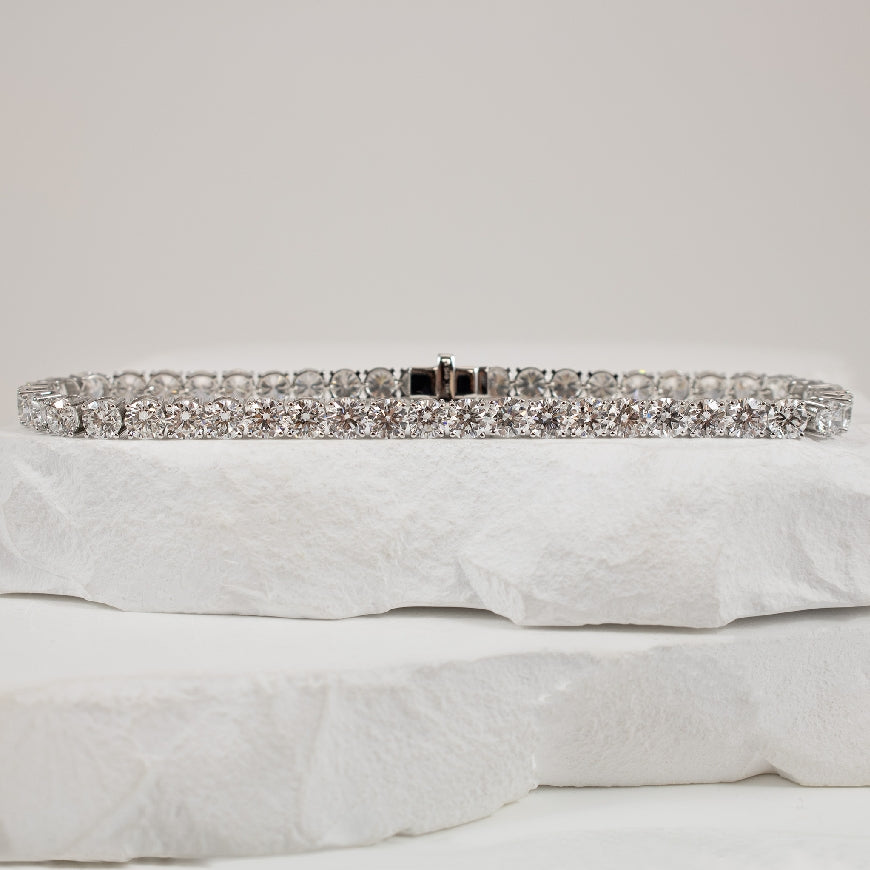 10KW 10.00TDW Lab Grown Diamond Tennis Bracelet    

10K White Gold Lab Grown Diamond Tennis Bracelet

10.00 Total Lab Grown Diamond Weight of VS2 Clarity. F Colour, Very Good Cut

*Delicate Design*

Bracelet Length 7.5