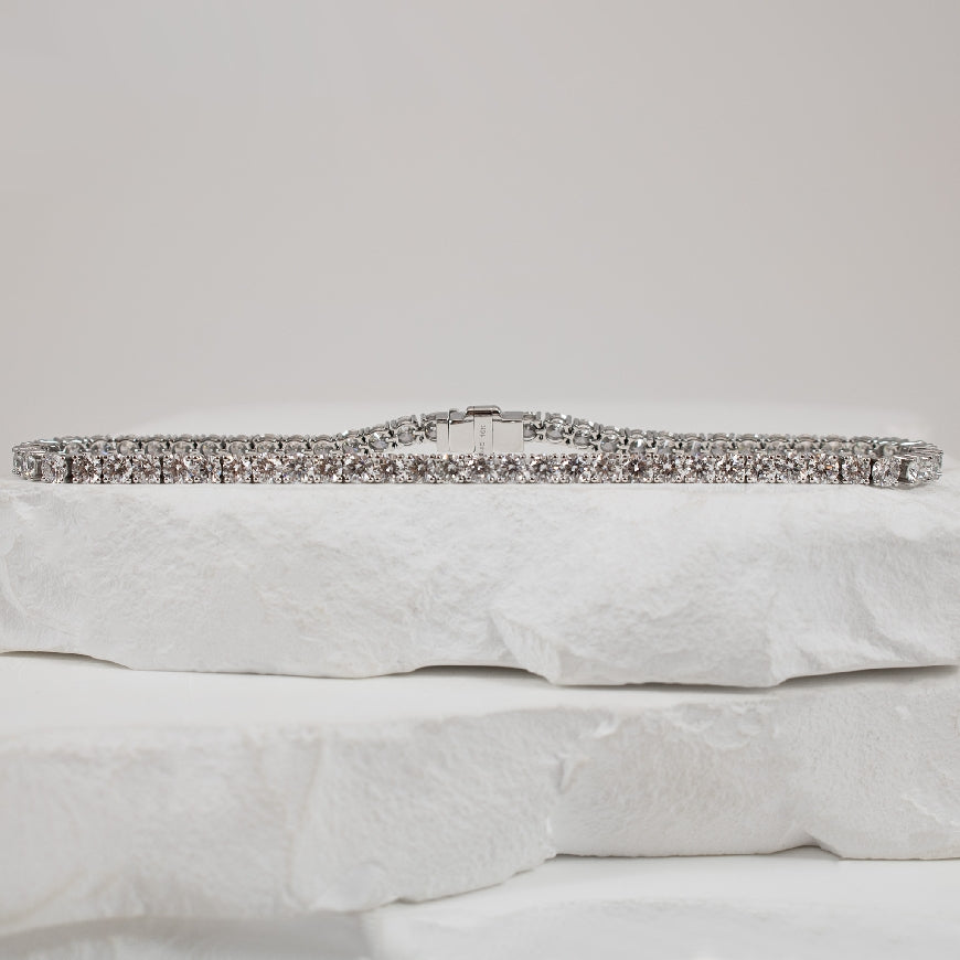 10KW 5.00TDW Lab Grown Diamond Tennis Bracelet    

10K White Gold Lab Grown Diamond Tennis Bracelet

5.00 Total Lab Grown Diamond Weight of VS2 Clarity. F Colour, Very Good Cut

*Delicate Design*

Bracelet Length 7.5