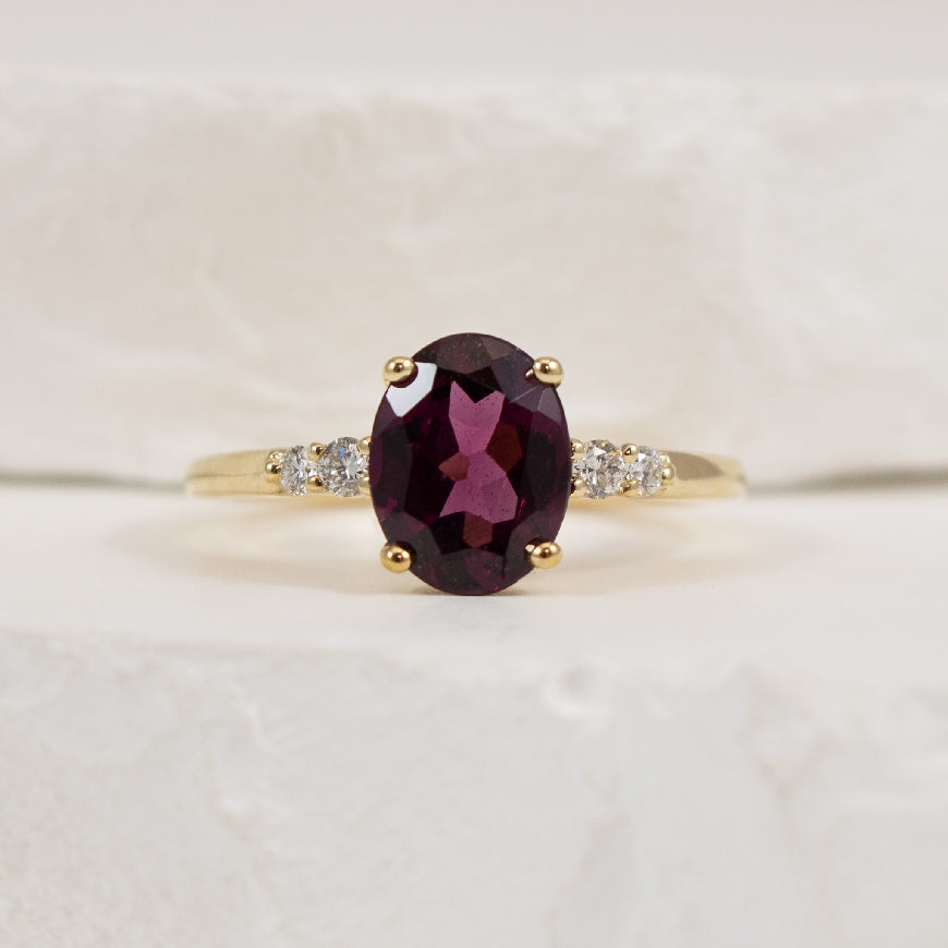 10K Yellow Gold Maple Leaf Canadian Natural Diamond & Rhodolite Garnet Ring 

Gemstone - 1 Oval 9x7mm Rhodalite Garnet 

Diamonds - 0.11 Carats Round Brilliant Cut Canadian Natural Diamonds of SI1 Clarity, G Colour

Finger Size 6.75
