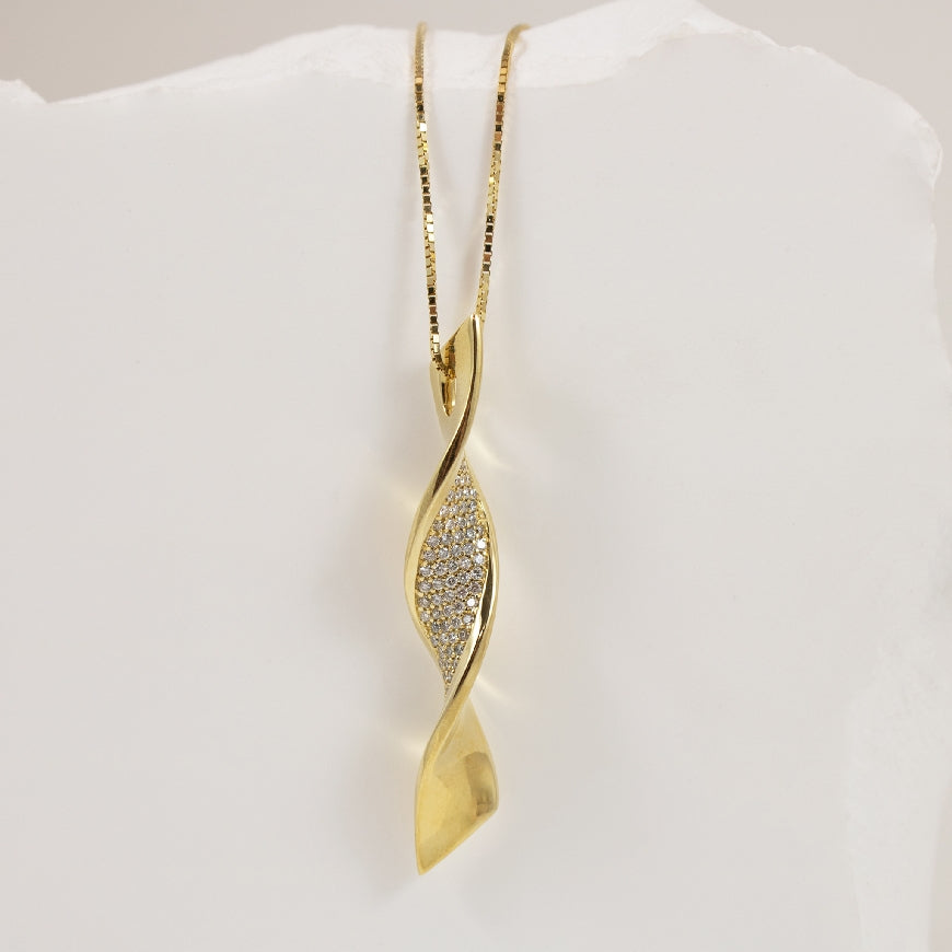 14K Yellow Gold Twisted Bar Necklace 

0.27 Carats Total Diamond Weight 

Chain Length 18'